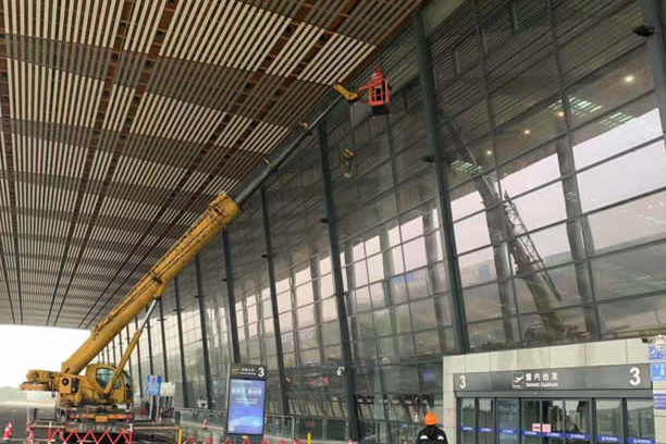 德庆玻璃幕墙维护和保养